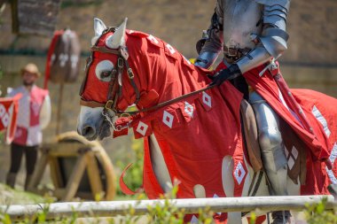 Les Epesses - Fransa - 9 Mayıs 2024: Puy du Fou eğlence parkındaki bir ortaçağ süvari gösterisi dünyadaki en iyi eğlence parkı seçildi.