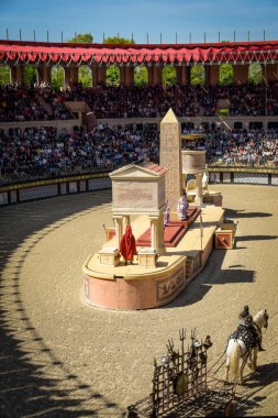 Les Epesses - Fransa - 5 Mayıs 2024: Puy du Fou 'da bir Roma sirki gösterisi