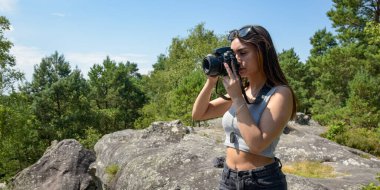 Beyaz kadın Fransa 'da doğada fotoğraf çekiyor..