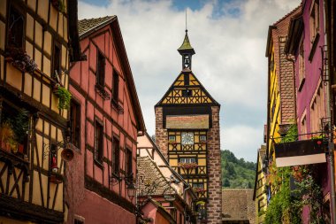 Fransa 'nın Alsace kentindeki güzel Riquewihr köyünün sokak manzarası
