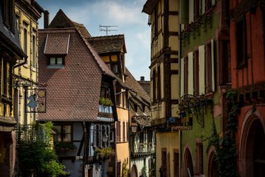 Fransa 'nın Alsace kentindeki güzel Riquewihr köyünün sokak manzarası