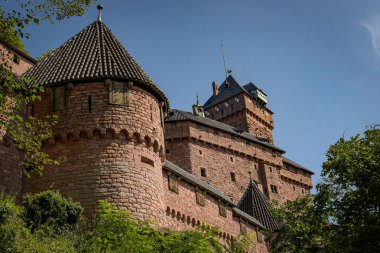 Fransa 'nın Alsace kentindeki Haut-Koenisbourg kalesine bakın.