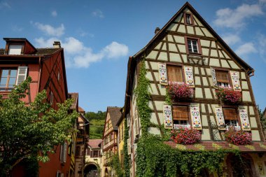 KAYSERSBERG - FRANCE - Ağustos 2024: Fransa 'nın Alsace kentindeki Kaysersberg kentinin sokak manzarası