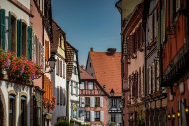 RIBEAUVILLE - FRANCE - Ağustos 2024: Fransa 'nın Alsace kentindeki Ribeauville şehrine bakın