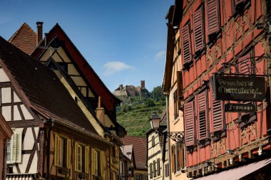 RIBEAUVILLE - FRANCE - Ağustos 2024: Fransa 'nın Alsace kentindeki Ribeauville şehrine bakın