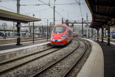 Fransa 'da Paris' e gelen kırmızı trenin görüntüsü