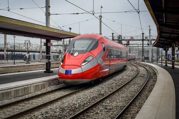 Fransa 'da Paris' e gelen kırmızı trenin görüntüsü