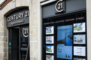 Fontainebleau - Fransa - 22 Mart 2025: Century 21 emlak acentesi