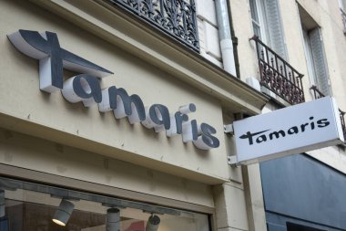 Fontainebleau - Fransa - 22 Mart 2025: Kadın ayakkabısı uzmanı Tamaris 'e bakış