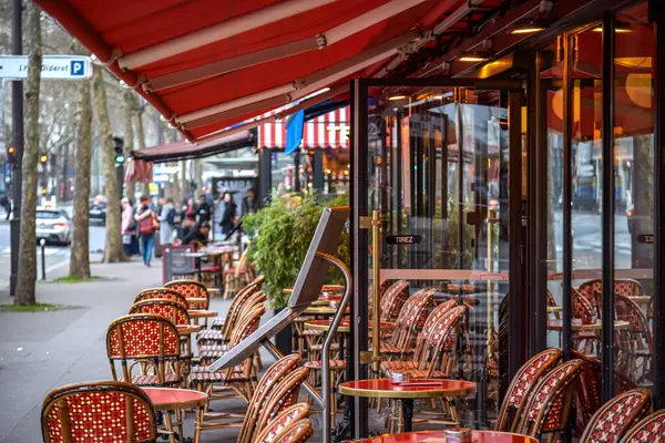 Fransa 'da bir Paris kafe terası manzarası