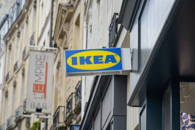 Paris - Fransa - 26 Mart 2025: Ünlü IKEA mobilya mağazasının işareti