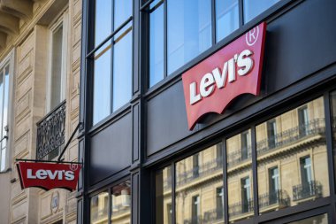 Paris - Fransa - 26 Mart 2025: Ünlü Amerikan markası Levis 'in işareti