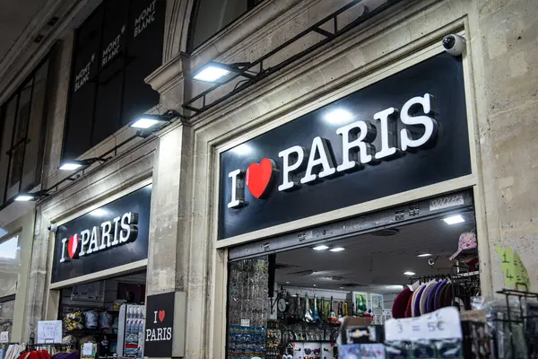Paris - Fransa - 26 Mart 2025: Paris 'in ünlü hatıra dükkanının işareti