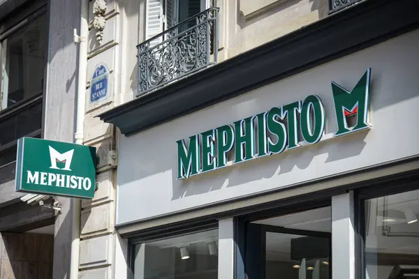 Paris - Fransa - 26 Mart 2025: Ünlü ayakkabı markası Mephisto 'nun manzarası