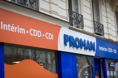 Paris - Fransa - 26 Mart 2025: Geçici Proman tabelasında görünüm