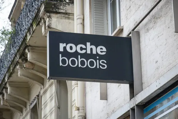 Paris - Fransa - 26 Mart 2025: Ünlü bir mobilya uzmanı olan Roche Bobois 'nın tabelasına bakın