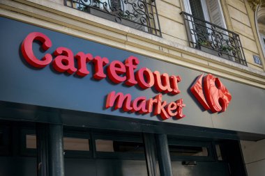 Paris - Fransa - 26 Mart 2025: Carrefour pazarının tabelasında