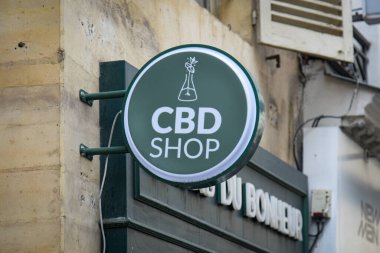 Paris - Fransa - 26 Mart 2025: CBD mağazasının tabelasında