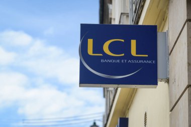Fontainebleau - Fransa - 23 Mart 2025: Fransız LCL bankasının tabelasına bakın