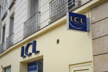 Fontainebleau - Fransa - 23 Mart 2025: Fransız LCL bankasının tabelasına bakın