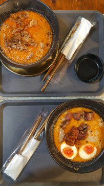 Chashu ve rafadan yumurtalı baharatlı Ramen.