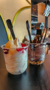 Lezzetli çikolata ve vanilyalı tatlı, üzerinde meyve, fındık ve bisküvi var. Her tatlı için mükemmel bir ikram.!