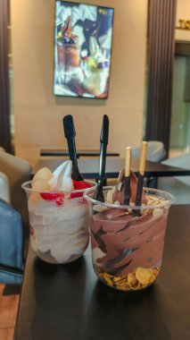 Lezzetli çikolata ve vanilyalı tatlı, üzerinde meyve, fındık ve bisküvi var. Her tatlı için mükemmel bir ikram.!