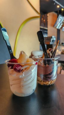 Lezzetli çikolata ve vanilyalı tatlı, üzerinde meyve, fındık ve bisküvi var. Her tatlı için mükemmel bir ikram.!