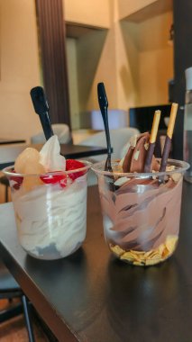 Lezzetli çikolata ve vanilyalı tatlı, üzerinde meyve, fındık ve bisküvi var. Her tatlı için mükemmel bir ikram.!