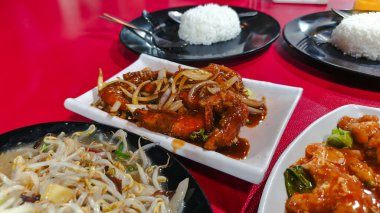 Baharatlı fasulye filizi, baharatlı karides kızartması ve kıtır kıtır ekşi tavuk baharat severler için mükemmel servis edilir..