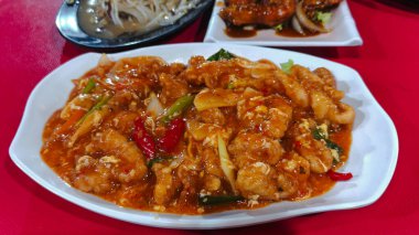 Canlı, tatlı ve baharatlı bir sosa batırılmış kızarmış tavuk parçaları doğranmış biber, soğan, havuç ve yumurta. Pirinç veya erişteyle mükemmel, cesur, lezzetli bir yemek..