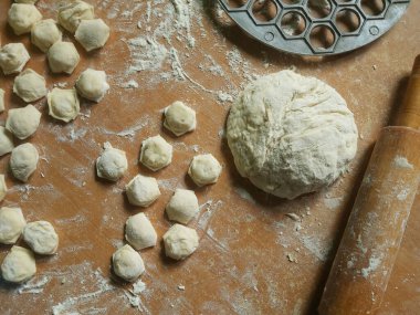 Ev mutfağında hamur tatlısı yapma süreci