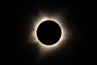 Güneşin önünde hareket eden ayı görmek, gökyüzünü karanlığa daldırmak, sadece birkaç güneş ışınının kaçması gibi. Ningaloo Exmouth 2023 TSE, sadece bir dakika sürüyor. Güneşin kırmızı çıkıntıları görünür 