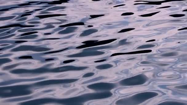 Завораживающее Замедленное Видео Отражает Замысловатые Узоры Текстуры Поверхности Воды Водопадов — стоковое видео