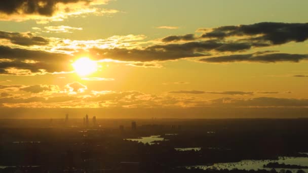 橙色的落日和云彩从城市的高处掠过 望着水和摩天大楼 — 图库视频影像