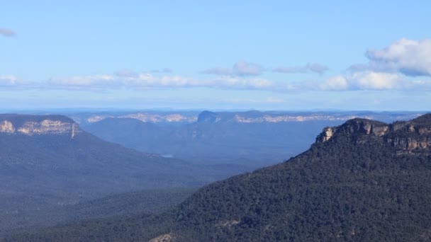 澳大利亚新南威尔士州青山的令人惊奇的山地高原 在蓝天中 绿树成荫 乌云密布 — 图库视频影像