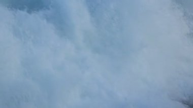 Yavaş çekim 120 fps büyük dalgalar denizde kırılıyor, su sıçrıyor ve püskürtüyor 