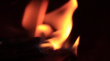 Kamp ateşinden çıkan turuncu ve sarı alevler kömür kömürü siyah arka planda yanan közlerin etrafında dans ediyor. Yangının detaylarını yakalamak için yüksek hızda çekilmiş. Canon EOS 90D