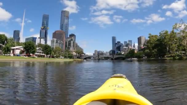 Pov Pohybující Záběry Kajaku Klouzajícího Přes Řeku Yarra Melbourne Městskými — Stock video