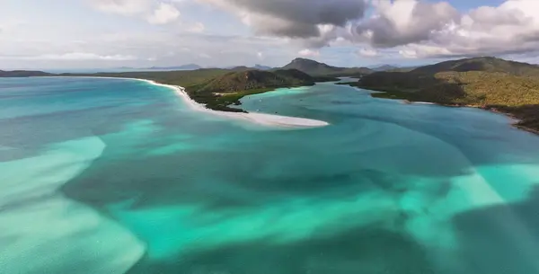 Whitehaven plajı yakınlarındaki Queensland 'daki ikonik Hill Koyu' nun hava fotoğrafı. Yukarıdan çekilen, muhteşem deniz tonları, silikon beyaz kum ve kumsaldan mavi ve yeşil karışım..