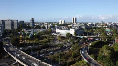 Melbourne trafiğinin 4 km. Hızı, yoğun kavşak ve gökdelenlerin arasından geçen arabalar ve otobüslerle şehir manzarasının arka planında