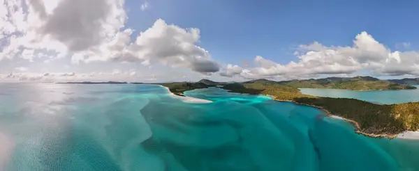 Panoramik, Whitehaven plajı yakınlarındaki Queensland 'da ikonik Hill Körfezi' nin hava fotoğrafı. Yukarıdan çekilen, muhteşem deniz tonları, silikon beyaz kum ve kumsaldan mavi ve yeşil karışım..