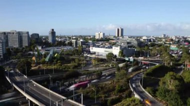 Melbourne trafiğinin 4 km. Hızı, yoğun kavşak ve gökdelenlerin arasından geçen arabalar ve otobüslerle şehir manzarasının arka planında
