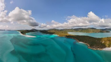 Whitehaven plajı yakınlarındaki Queensland 'daki ikonik Hill Koyu' nun hava fotoğrafı. Yukarıdan çekilen, muhteşem deniz tonları, silikon beyaz kum ve kumsaldan mavi ve yeşil karışım..