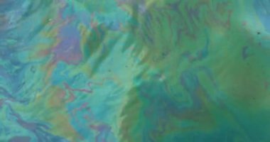 4k yavaş çekim 120 fps su üzerindeki kimyasalların görüntüsü, renkli, psikedelik desenli yeşil, mavi, mor, sarı, turuncu ve pembe