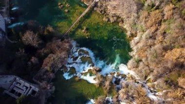 Tarihi Sibenik kenti yakınlarında yer alan Krka Ulusal Parkı, Hırvatistan 'ın en büyüleyici mücevherlerinden biri. Gerçek, sonbahar renklerinde 4k drone atışı çok sayıda güzel su düşüşü gösteriyor.. 