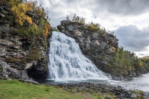 Wodospad Rovijokkfossen Skibotndalen Norwegia Jesienne Kolory Zaczynają Się Pokazywać Chmurna — Zdjęcie stockowe