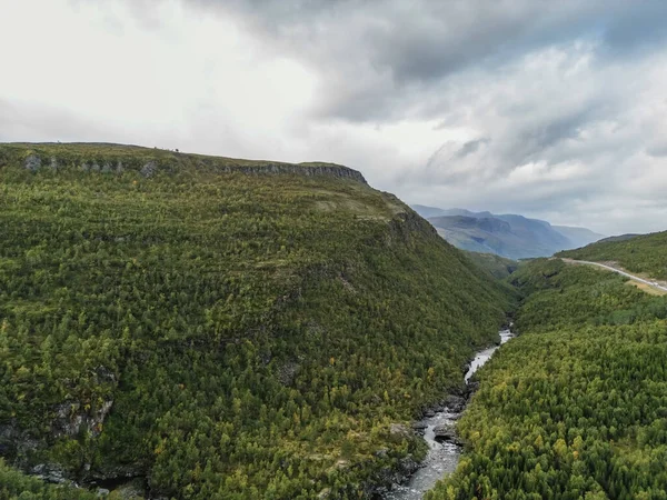Schöne Gebirgsflusstal Eine Straße Die Fluss Entlang Richtung Felsiger Berge — Stockfoto
