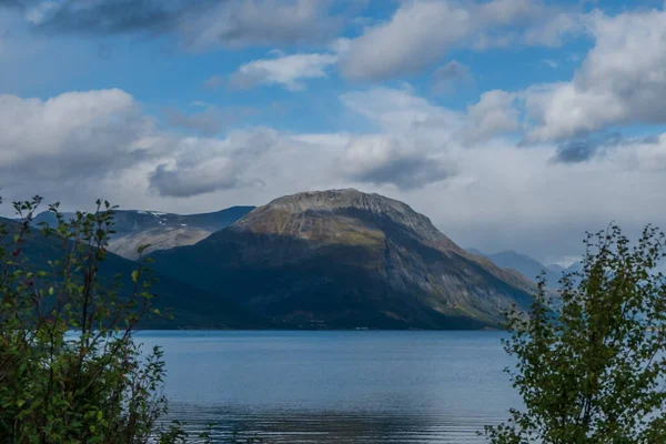 Пейзаж Лінгенських Альп Північній Норвегії Блакитне Небо Прекрасні Хмари Ранній — стокове фото