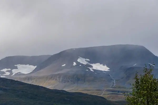 Gran Vista Montaña Clima Nublado Derretimiento Nieve Creando Río Que —  Fotos de Stock
